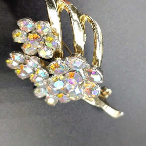 Sparkly AB gold tone flower brooch pin - Picture 5 of 7